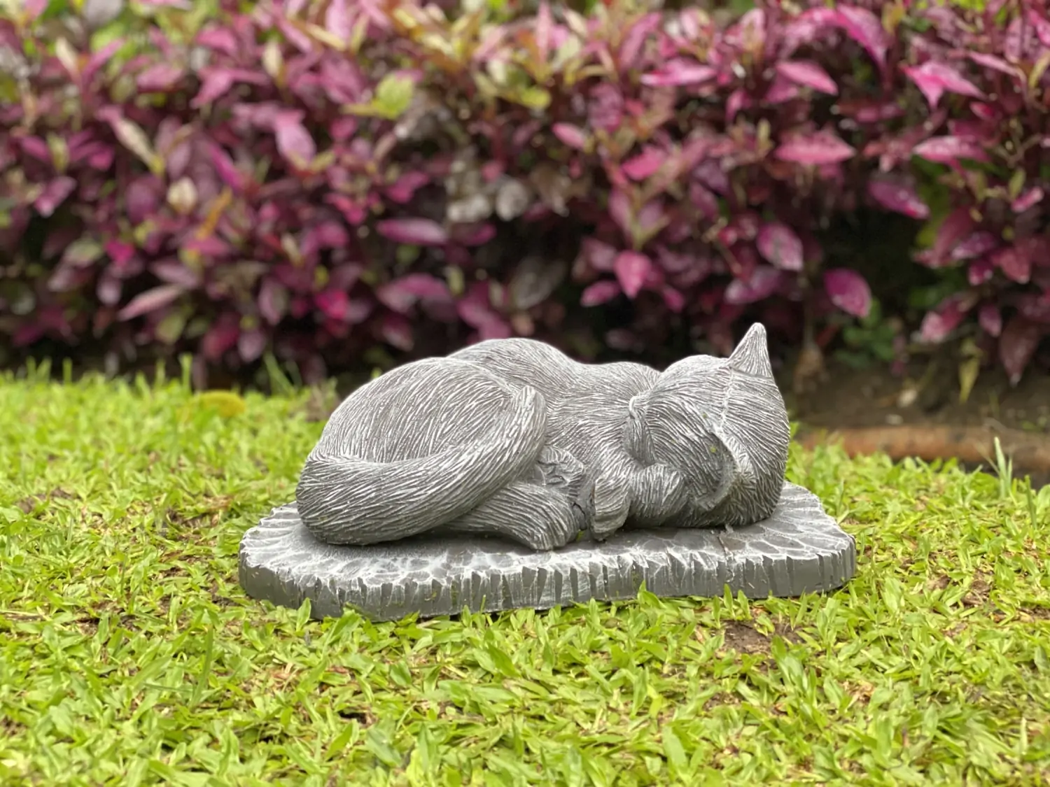 Artikelbild 1 des Artikels “Lilith - Liegende Katze auf Sockel, 33 cm  | Steinguss “